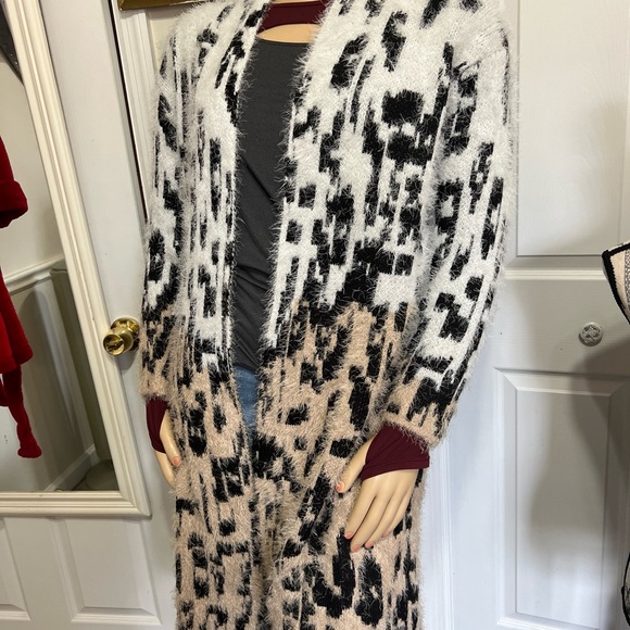 NEW DIRECTIONS Size Med long Open Sweater Animal Print - Picture 3 of 9